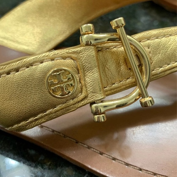 Tory Burch Sandals
Gold leather with gold hardware and timeless Tory logo - Picture 6 of 10
